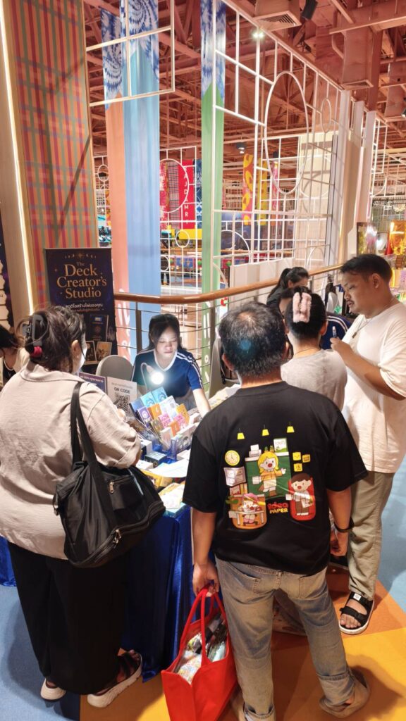 ทีมงานแนะนำขั้นตอนการผลิตไพ่ให้กับลูกค้า