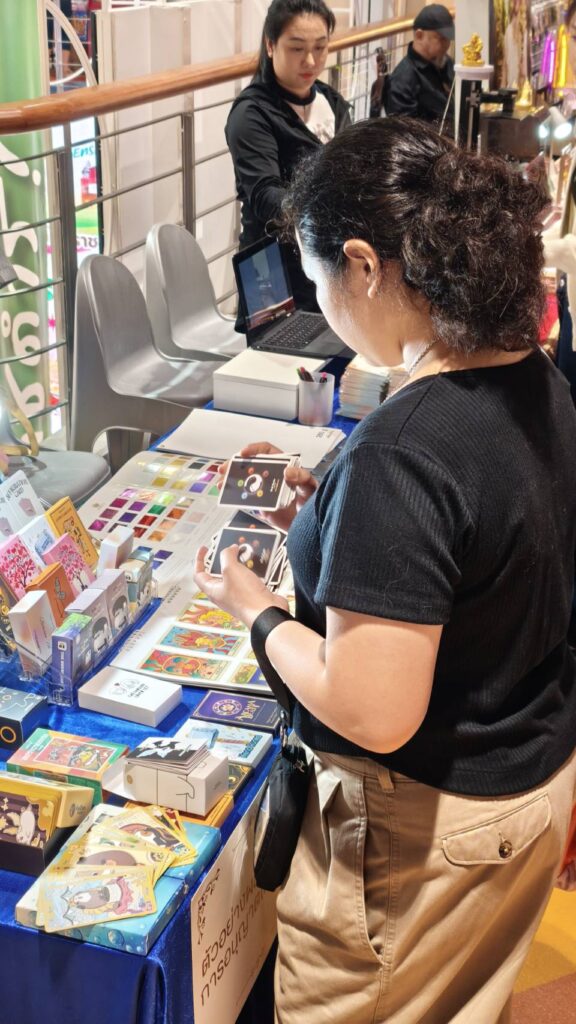 มุมแสดงตัวอย่างงานพิมพ์ไพ่ภายในบูธ BPK Printing