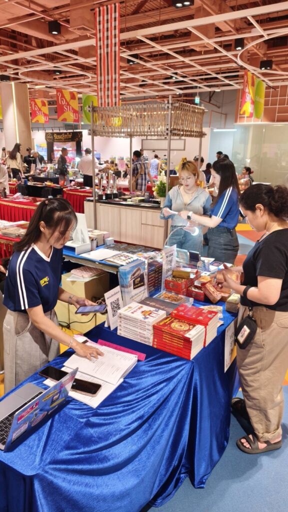 ผู้เข้าชมทดลองสัมผัสตัวอย่างงานพิมพ์ภายในบูธ
