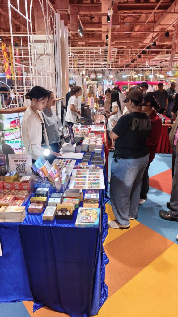 ผู้เข้าชมเลือกชมตัวอย่างงานพิมพ์และสอบถามรายละเอียด