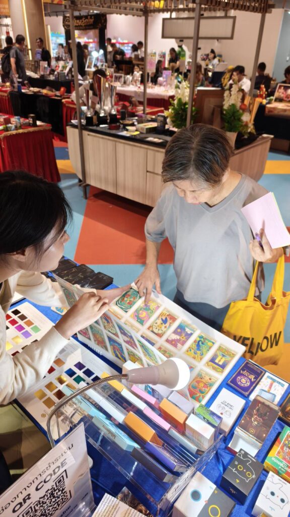 ทีมงาน BPK Printing ให้คำปรึกษาเรื่องการผลิตไพ่แก่ผู้เข้าชม