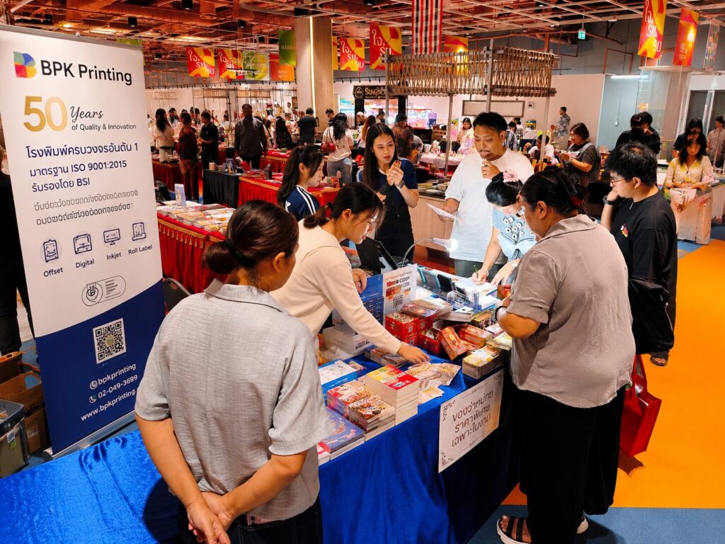 ผู้เข้าชมเลือกชมตัวอย่างงานพิมพ์และรับคำปรึกษาจากทีมงาน BPK Printing ภายในบูธตลาดนัดนิยมมู Big C ราชดำริ